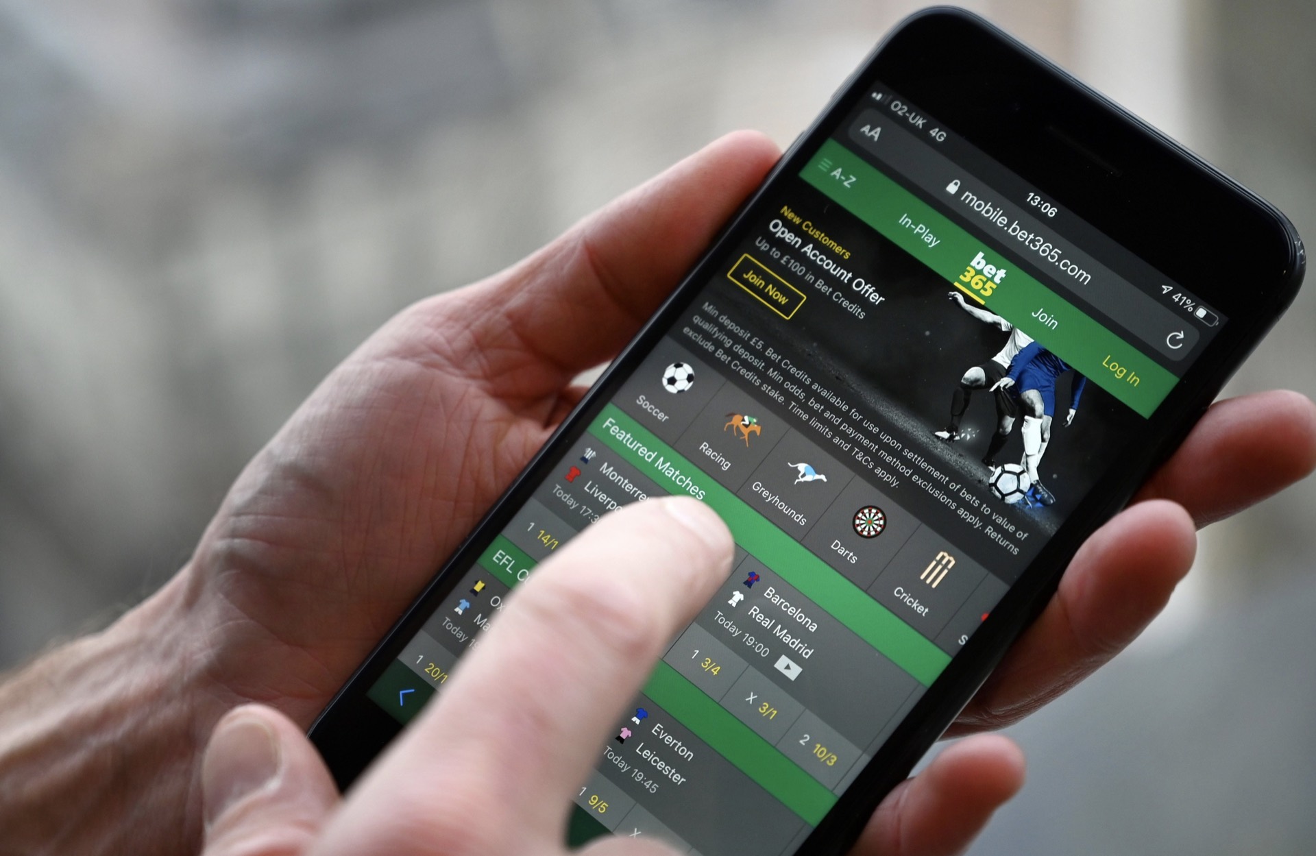 The bet365 mobile site in use on a phone